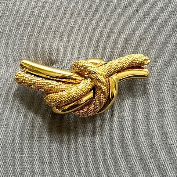 Monet Brooch Gold Plated Knot Pin Vintage 1980s - Picture 1 of 9